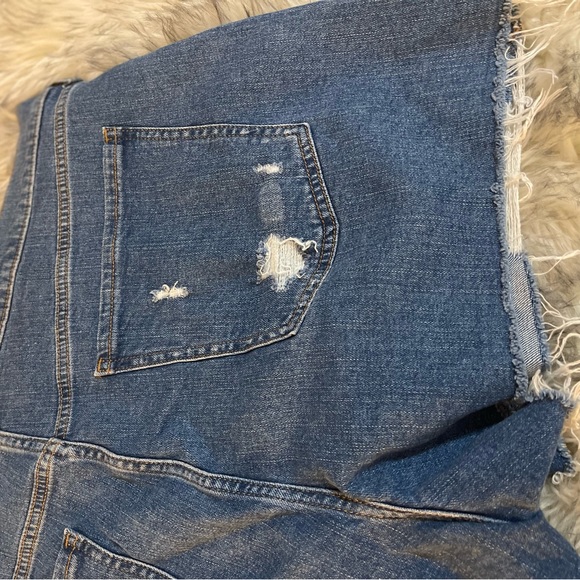 Look 👀 cute in these distressed denim cut-off shorts. - Picture 4 of 7